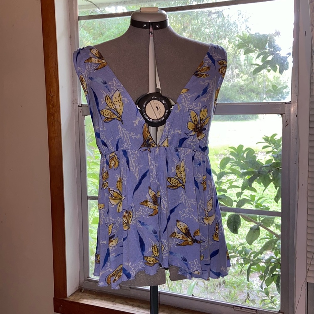 Urban Outfitters Women’s Top- French blue floral pattern sz Large